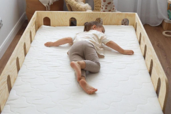 Łóżko pojedyncze dla dzieci z barierką i stelażem TILA 1 Montessori Drewniane